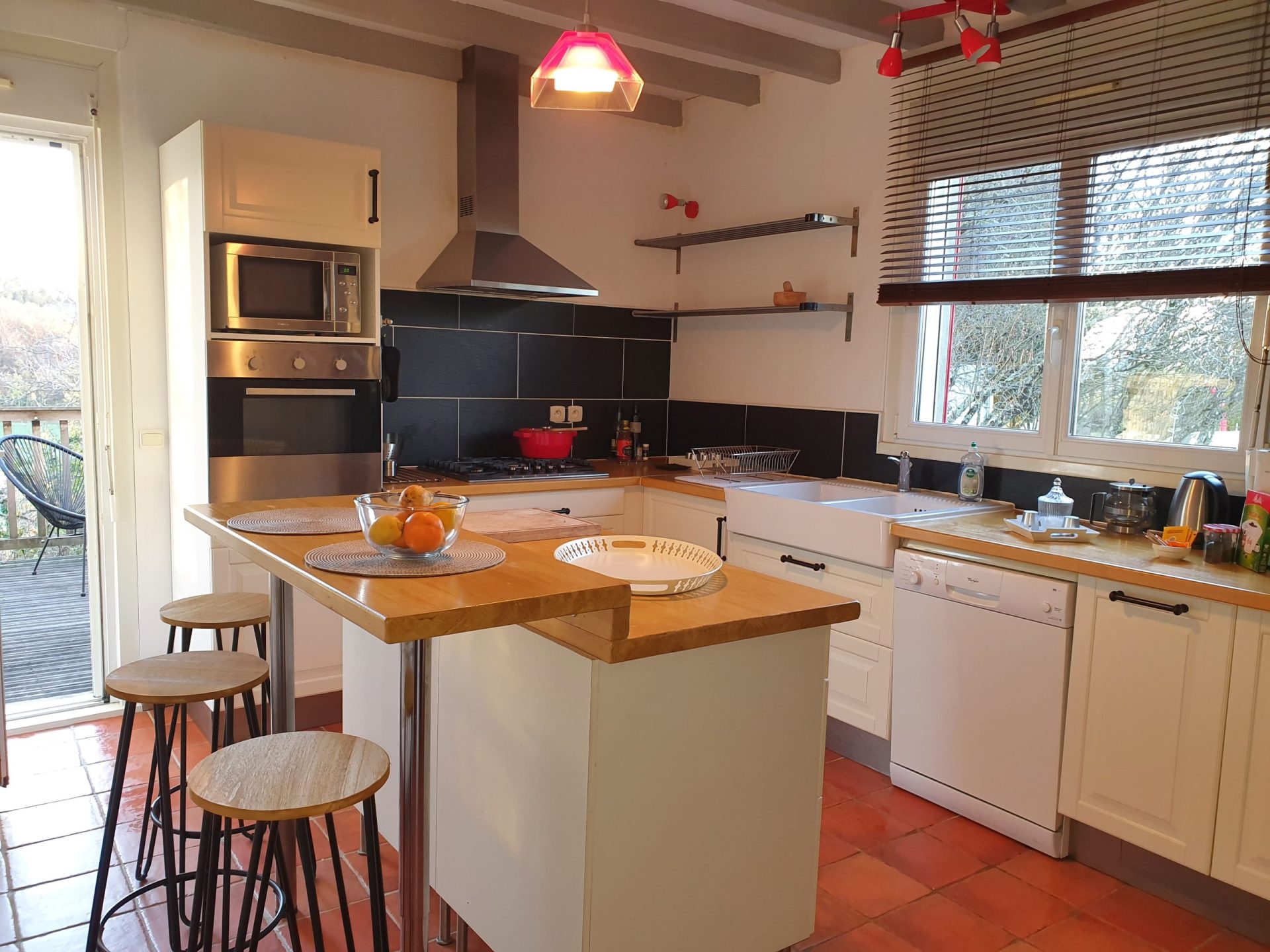 Grande cuisine fonctionnelle avec 5 feux gaz permettant de cuisiner aisément pour un grand nombre de personnes.