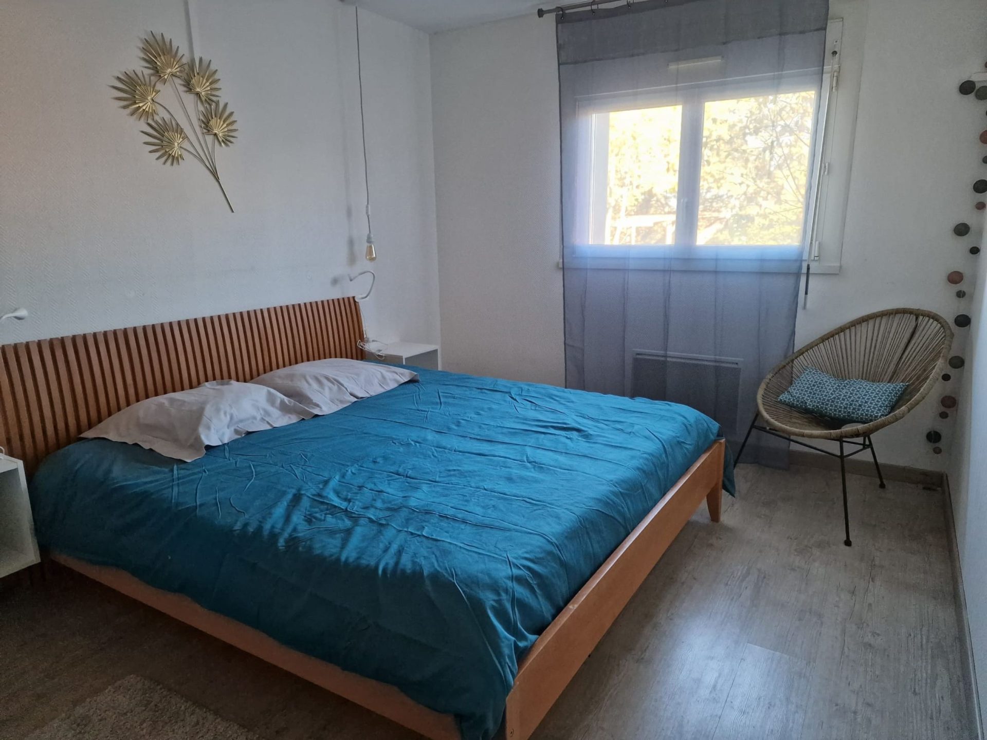 Chambre spacieuse au rez de chaussée, avec un lit 180x200, proche de la salle de bain et des toilettes.