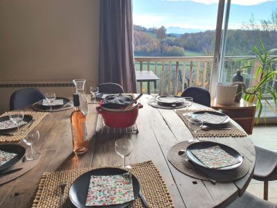 Vue imprenable sur les Pyrénées du séjour.