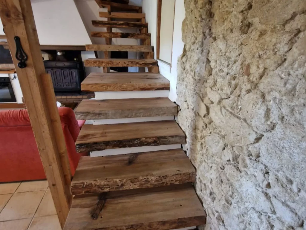 Escalier en bois menant à la chambre Gîte "Pied de nez"