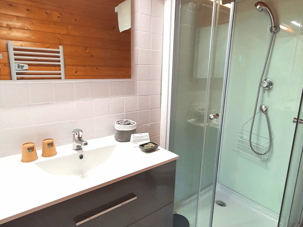 Salle d'eau et toilettes Gîte "Pied à terre"