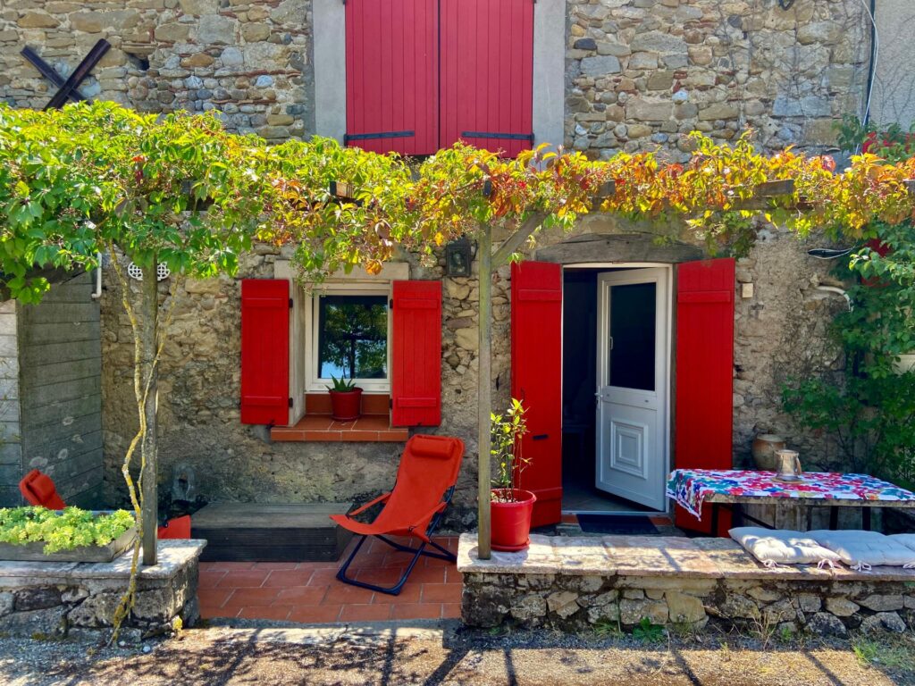 Terrasse privative en pierre Gîte "Pied à terre"